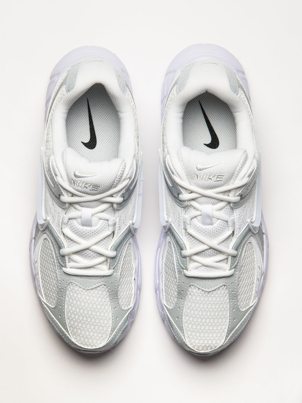 MENS NIKE V5 RNR SNEAKER - WHITE
