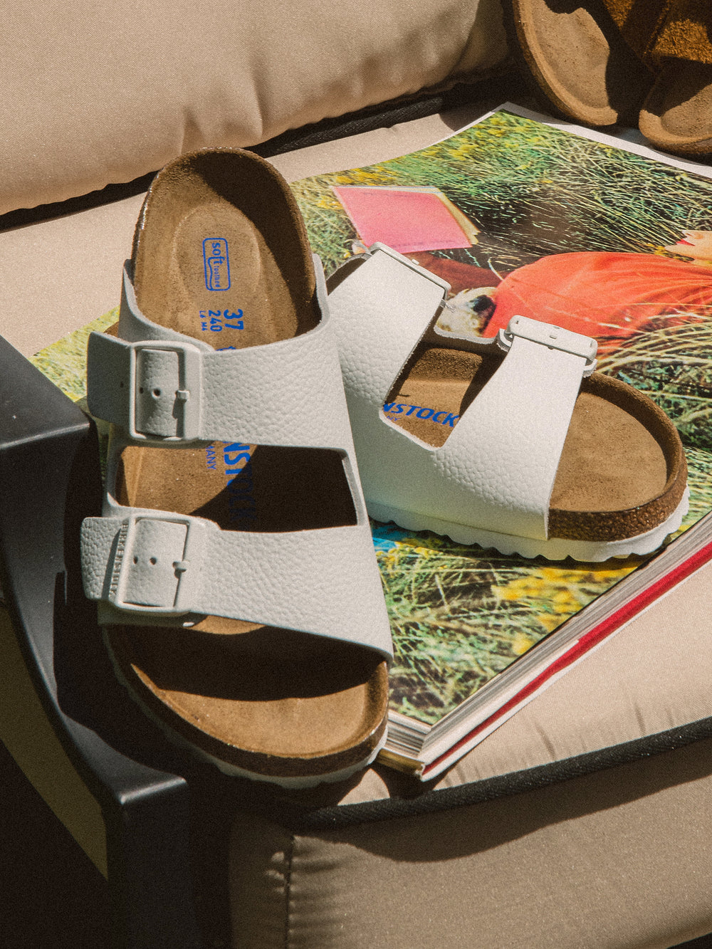 WOMENS BIRKENSTOCK ARIZONA SOFT FOOTBED LEATHER REG SANDALS - WHITE - CLEARANCE