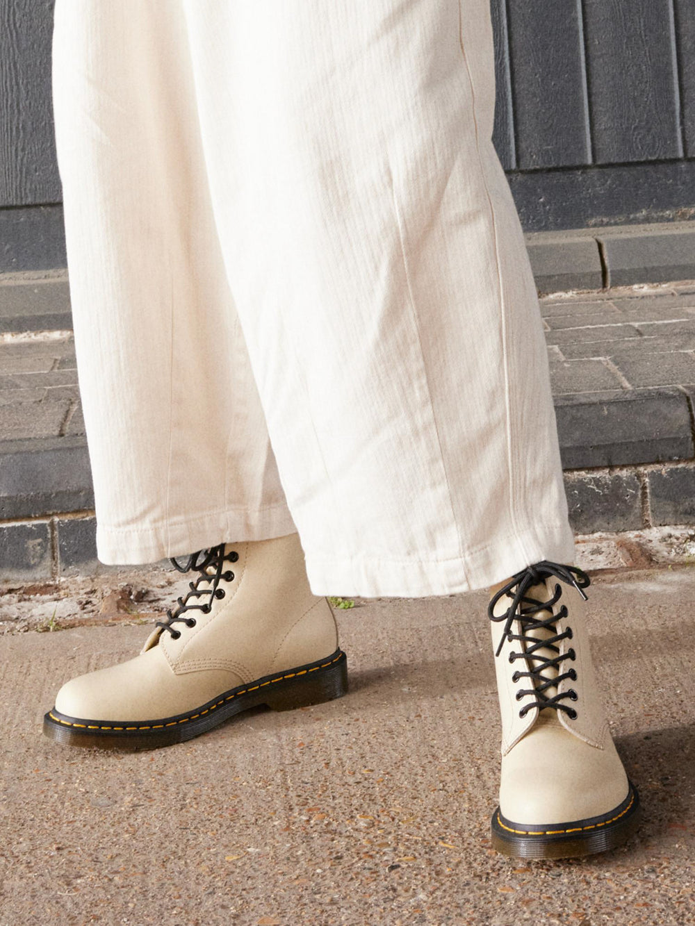 MENS DR MARTENS 1460 SMOOTH - CLEARANCE