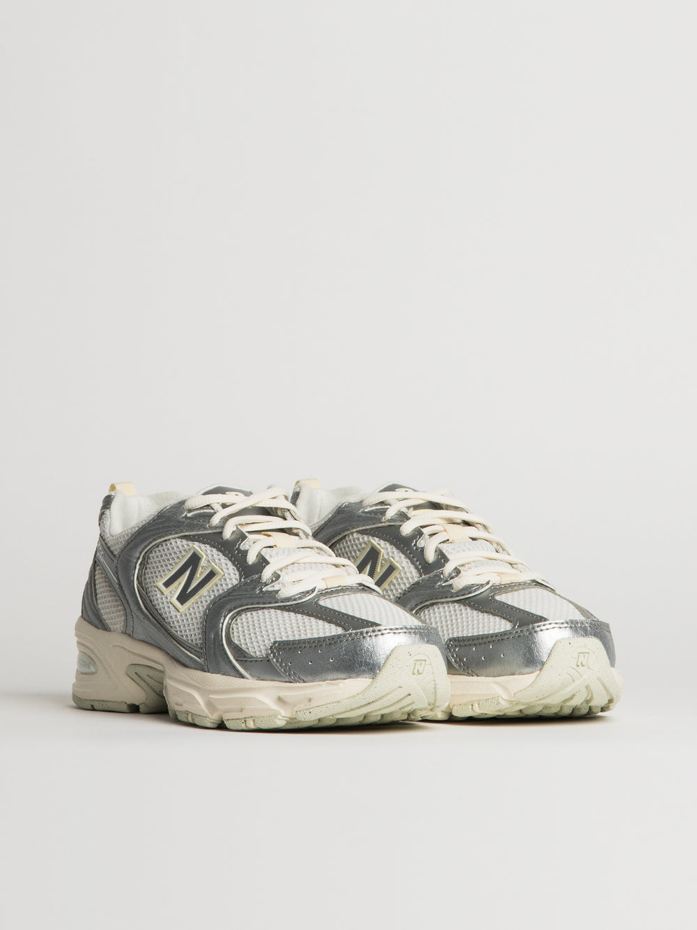 WOMENS NEW BALANCE THE 530  SNEAKER - SILVER