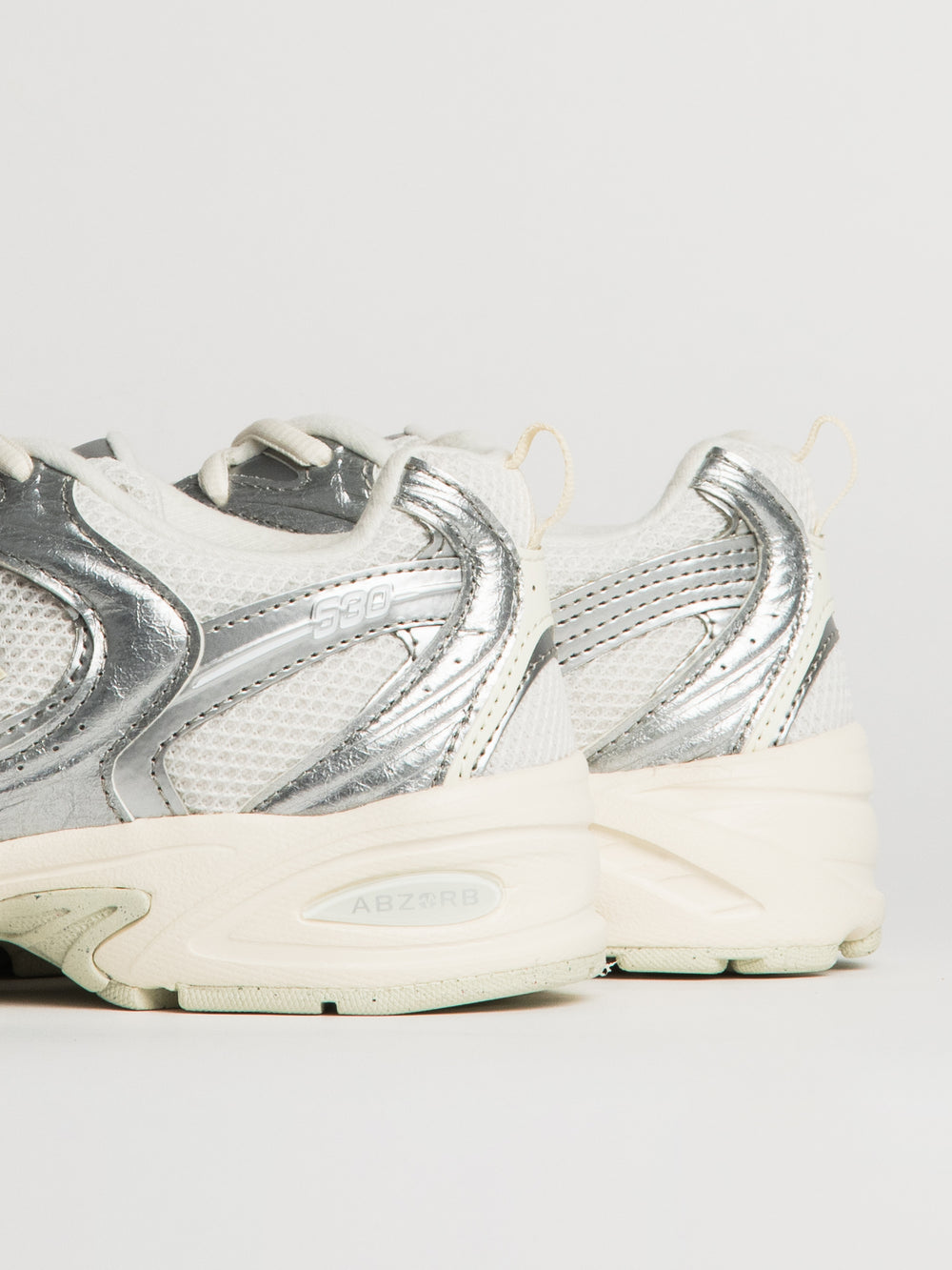 WOMENS NEW BALANCE THE 530  SNEAKER - SILVER