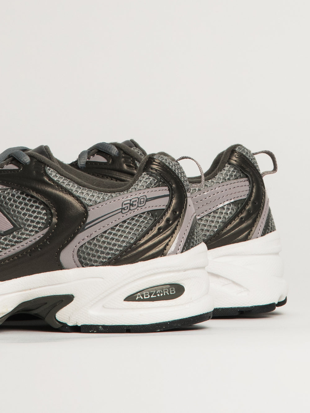 WOMENS NEW BALANCE THE 530 SNEAKER - METALLIC BLACK