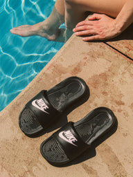 WOMENS NIKE VICTORI ONE SLIDES - BLACK/LIGHT ARCTIC PINK