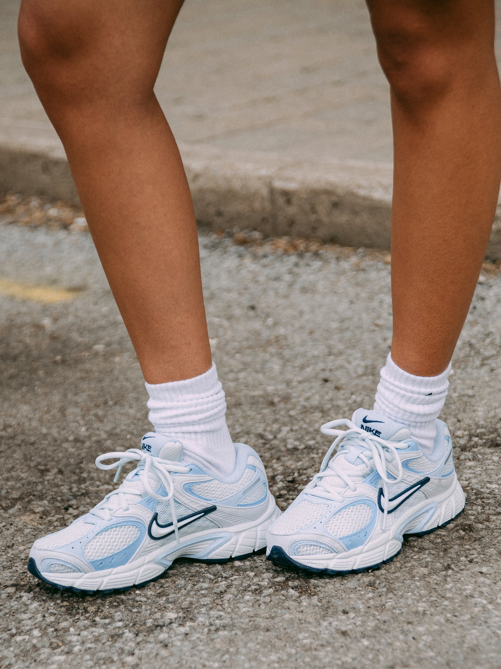 WOMENS NIKE V5 RNR SNEAKER  - OFF WHITE/BLUE