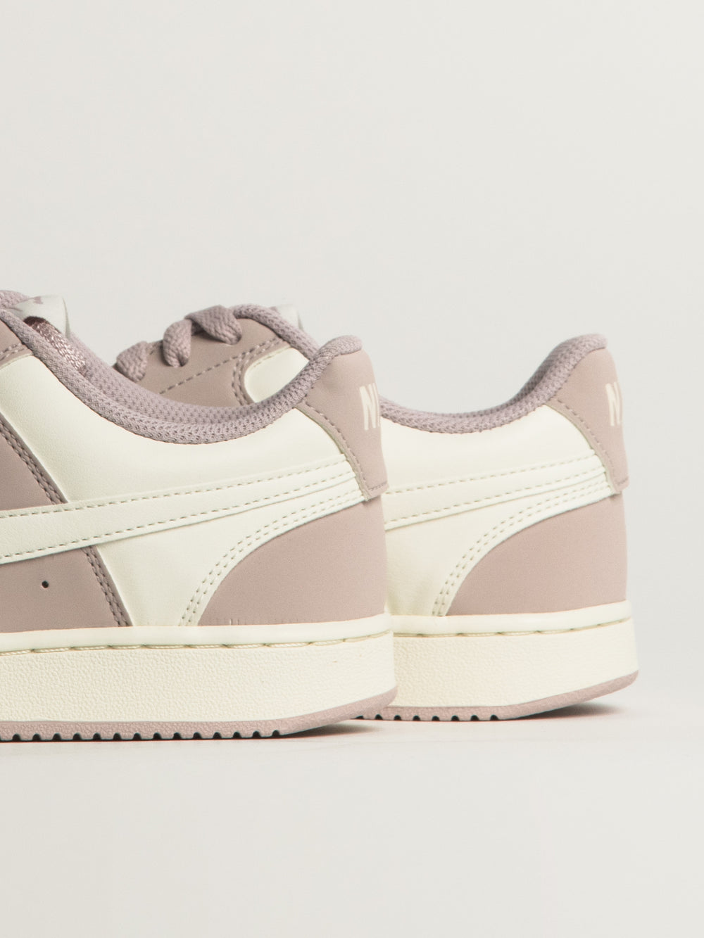 WOMENS NIKE COURT VISION LO P NBKL SNEAKER