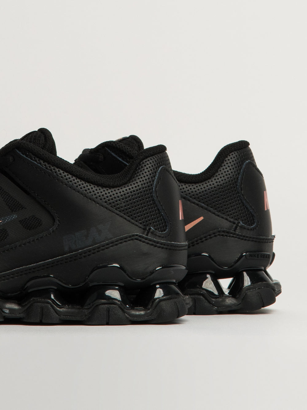 NIKE REAX 8 TR SNEAKER - BLACK
