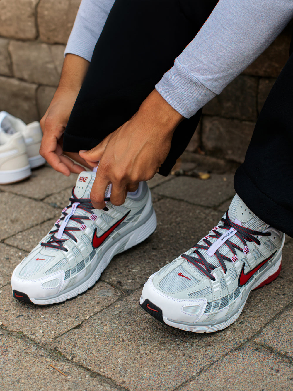 MENS NIKE P - 6000 SNEAKER - WHITE/RED