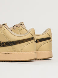 NIKE COURT VISION SE SNEAKER - CREAM